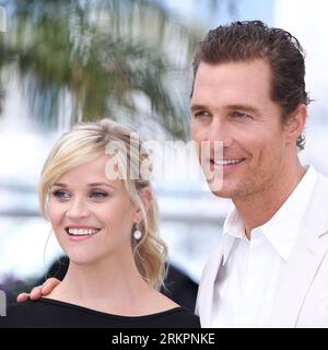 Bildnummer: 58036594  Datum: 26.05.2012  Copyright: imago/Xinhua (120526) -- CANNES, May 26, 2012 (Xinhua) -- US actress Reese Witherspoon and actor Matthew McConaughey pose during the photocall for US film Mud at the 65th Cannes Film Festival, in Cannes, France, May 26, 2012. (Xinhua/Gao Jing) (jl) FRANCE-CANNES-FILM FESTIVAL-PHOTOCALL-MUD PUBLICATIONxNOTxINxCHN Kultur Entertainment People Film 65. Internationale Filmfestspiele Cannes x0x xub 2012 quadrat premiumd     58036594 Date 26 05 2012 Copyright Imago XINHUA  Cannes May 26 2012 XINHUA U.S. actress Reese Witherspoon and Actor Matthew Mc Stock Photo