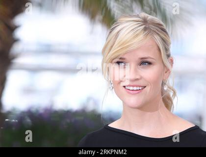 Bildnummer: 58036587  Datum: 26.05.2012  Copyright: imago/Xinhua (120526) -- CANNES, May 26, 2012 (Xinhua) -- US actress Reese Witherspoon poses during the photocall for US film Mud at the 65th Cannes Film Festival, in Cannes, France, May 26, 2012. (Xinhua/Gao Jing) (jl) FRANCE-CANNES-FILM FESTIVAL-PHOTOCALL-MUD PUBLICATIONxNOTxINxCHN Kultur Entertainment People Film 65. Internationale Filmfestspiele Cannes Porträt x0x xub 2012 quer premiumd      58036587 Date 26 05 2012 Copyright Imago XINHUA  Cannes May 26 2012 XINHUA U.S. actress Reese Witherspoon Poses during The photo call for U.S. Film M Stock Photo