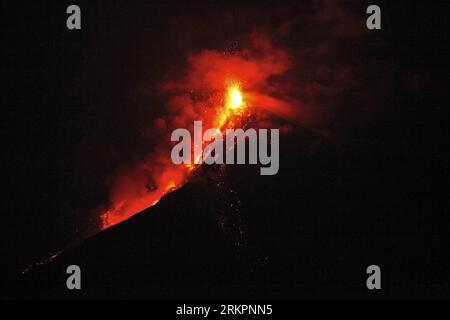 Bildnummer: 58036358 Datum: 25.05.2012 Copyright: imago/Xinhua (120526) -- SAN JUAN ALOTENANGO, 26. Mai 2012 (Xinhua) -- der Fuego-Vulkan Guatemalas bricht am 25. Mai 2012 in der Region San Juan Alotenango, etwa 80 Kilometer von Guatemala City entfernt, in Guatemala mit Flammen aus. Der nationale Koordinator für Katastrophenvorbeugung (CONRED) hat wegen der verstärkten Aktivitäten des Vulkans einen gelben Alarm ausgerufen. (Xinhua/Luis Echeverria) (zjl) GUATEMALA-SAN JUAN ALOTENANGO-FUEGO VULKANAUSBRUCH PUBLICATIONxNOTxINxCHN Gesellschaft Ausbruch Vulkan Vulkanausbruch Erstaufführung Aufmacher x0x xsk 2 Stockfoto