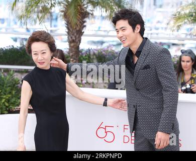 Bildnummer: 58036417  Datum: 26.05.2012  Copyright: imago/Xinhua (120526) -- CANNES, May 26, 2012 (Xinhua) -- South Korean actor Kim Kang-woo (R) and actress Youn Yuh-jung pose during the photocall for film The Taste of Money at the 65th Cannes Film Festival, in Cannes, France, May 26, 2012. (Xinhua/Gao Jing) (jl) FRANCE-CANNES-FILM FESTIVAL-PHOTOCALL-THE TASTE OF MONEY PUBLICATIONxNOTxINxCHN Kultur Entertainment People Film 65. Internationale Filmfestspiele Cannes Photocall x0x xsk 2012 quer Aufmacher premiumd      58036417 Date 26 05 2012 Copyright Imago XINHUA  Cannes May 26 2012 XINHUA Sou Stock Photo