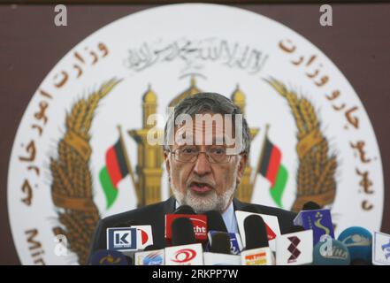 Bildnummer: 58039275 Datum: 27.05.2012 Copyright: imago/Xinhua (120527) -- KABUL, 27. Mai 2012 (Xinhua) -- der afghanische Außenminister Zalmai Rasoul spricht auf einer Pressekonferenz in Kabul, der Hauptstadt Afghanistans, am 27. Mai 2012. Die Regierung Afghanistans werde ein langfristiges Partnerschaftsabkommen mit China schließen, sagte der afghanische Außenminister Zalmai Rasoul am Sonntag hier.(Xinhua/Ahmad Massoud) AFGHANISTAN-KABUL-FM-CHINA-BEZIEHUNG PUBLICATIONxNOTxINxCHN People Politik PK Porträt Premiere xbs x0x 2012 quer 58039275 Datum 27 05 2012 Copyright Imago XINHUA Kabul Mai 27 2012 XINHUA Afghan Foreign Stockfoto