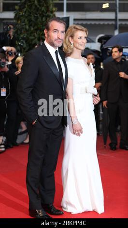 Bildnummer: 58040010  Datum: 27.05.2012  Copyright: imago/Xinhua (120528) -- CANNES, May 28, 2012 (Xinhua) -- French actor Jean Dujardin and his wife Alexandra Lamy attend the closing ceremony of the 65th Cannes Film Festival in Cannes, France, on May 27, 2012. The festival ended here Sunday night. (Xinhua/Gao Jing) (msq) FRANCE-CANNES-FILM FESTIVAL-CLOSING PUBLICATIONxNOTxINxCHN People Entertainment Kultur Filmfestival Film Festival xjh x1x premiumd 2012 hoch  o0 Familie privat Frau Mann Ehemann     58040010 Date 27 05 2012 Copyright Imago XINHUA  Cannes May 28 2012 XINHUA French Actor Jean D Stock Photo