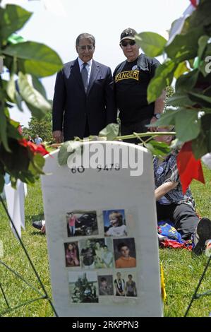 Bildnummer: 58042709  Datum: 28.05.2012  Copyright: imago/Xinhua (120528) -- WASHINGTON D.C., May 28, 2012 (Xinhua) -- U.S. Secretary of Defense Leon Panetta visits graves in Section 60 on Memorial Day at Arlington National Cemetery on May 28, 2012 in Virginia. Section 60 is reserved for veterans of the Iraq War and Afghanistan war.(Xinhua/Zhang Jun) US-MEMOARIAL DAY-ARLINGTON NATIONAL CEMETERY PUBLICATIONxNOTxINxCHN Gesellschaft USA Militär Gedenken Veteranen xcb x0x 2012 hoch premiumd      58042709 Date 28 05 2012 Copyright Imago XINHUA  Washington D C May 28 2012 XINHUA U S Secretary of Def Stock Photo