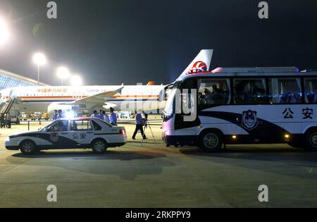 Bildnummer: 58045007  Datum: 29.05.2012  Copyright: imago/Xinhua (120529) -- SHANGHAI, May 29, 2012 (Xinhua) -- Police vehicles escorting suspects involved in transnational telecom fraud is seen at the Pudong Airport in Shanghai, east China, May 29, 2012. The third batch of 13 Chinese who are suspected to be part of a group involved in major transnational telecom fraud were escorted from Sri Lanka to Shanghai on Tuesday. A total of 482 suspected of being involved in a major transnational telecom scam were seized by law enforcement officials from the Chinese mainland and Taiwan on May 23 with t Stock Photo