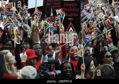 Bildnummer: 58045543  Datum: 29.05.2012  Copyright: imago/Xinhua (120530) -- PRETORIA, May 30, 2012 (Xinhua) -- attend an event to celebrate the upcoming 94th birthday of former South African president Nelson Mandela at Nelson Mandela Square in Johannesburg, South Africa, May 29, 2012. Mandela was born on July 18, 1918. (Xinhua/Li Qihua) (zw) SOUTH AFRICA-JOHANNESBURG-MANDELA-BIRTHDAY PUBLICATIONxNOTxINxCHN POlitik People x0x xub 94 Geburtstag Feier Südafrika Verehrung Volksheld 2012 quer premiumd      58045543 Date 29 05 2012 Copyright Imago XINHUA  Pretoria May 30 2012 XINHUA attend to Event Stock Photo