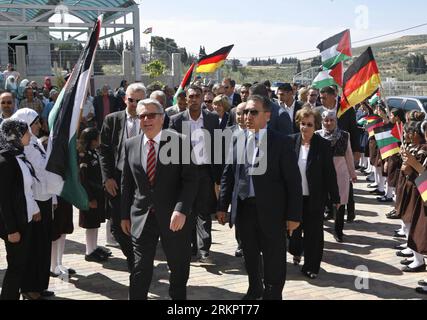 Bildnummer: 58051607 Datum: 31.05.2012 Copyright: imago/Xinhua (120531) -- NABLUS, 31. Mai 2012 (Xinhua) -- Bundespräsident Joachim Gauck (Front, L) nimmt am 31. Mai 2012 an der Eröffnungszeremonie einer von seinem Land finanzierten Schule im Westjorddorf Burin bei Nablus Teil. Joachim Gauck begann seinen dreitägigen Staatsbesuch in Israel und Palästina am Dienstag. (Xinhua/Ayman Nobani) MIDEAST-NABLUS-GERMAN-PRESIDENT-VISIT PUBLICATIONxNOTxINxCHN People Politik xjh x0x Premiere Highlight 2012 quer 58051607 Datum 31 05 2012 Copyright Imago XINHUA Nablus Mai 31 2012 XINHUA Deutscher Präsident J Stockfoto