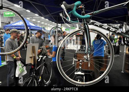 Bildnummer: 58056563  Datum: 03.05.2012  Copyright: imago/Xinhua (120531) -- NEW YORK, May 31, 2012 (Xinhua) -- Photo taken on May 3, 2012 shows locals visit an annual bicycle expo in New York, the United States. As a modern international metropolis, New York shows a special favor of bicycle.  -NEW YORK-BICYCLE USERS PUBLICATIONxNOTxINxCHN Gesellschaft Fotostory Fahrrad Fahrradfahren xjh x2x 2012 quer  o0 Händler Verkauf Geschäft Fahrradhändler Fahrradgeschäft USA Einzelhandel Messe     58056563 Date 03 05 2012 Copyright Imago XINHUA  New York May 31 2012 XINHUA Photo Taken ON May 3 2012 Shows Stock Photo