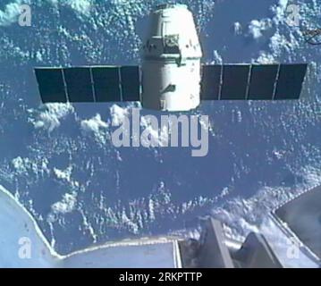Bildnummer: 58056683  Datum: 31.05.2012  Copyright: imago/Xinhua (120525) -- WASHINGTON D.C., May 25, 2012 (Xinhua) -- In this NASA TV image, the SpaceX Dragon capsule leaves the robotic arm of the International Space Station, on May 31. 2012. U.S. company SpaceX s unmanned Dragon capsule, the first commercial spacecraft to visit the International Space Station, was released from the orbital outpost Thursday morning. (Xinhua/NASA TV) US-NASA-SPACEX DRAGON PUBLICATIONxNOTxINxCHN Wirtschaft Raumfahrt Private Raumkapsel xjh x0x Highlight 2012 quadrat      58056683 Date 31 05 2012 Copyright Imago Stockfoto
