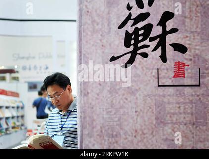 Bildnummer: 58059943 Datum: 01.06.2012 Copyright: imago/Xinhua (120601) -- YINCHUAN, 1. Juni 2012 (Xinhua) -- Ein Besucher liest ein Buch auf der 22. National Book Expo in Yinchuan, Hauptstadt der nordwestchinesischen Autonomen Region Ningxia Hui, 1. Juni 2012. Die viertägige buchmesse wird am Freitag eröffnet und zeigt mehr als 300.000 Arten von Büchern. (Xinhua/Peng Zhaozhi) (lmm) CHINA-NINGXIA-YINCHUAN-22. NATIONALES BUCH EXPO-OPENING (CN) PUBLICATIONxNOTxINxCHN Gesellschaft xda x2x 2012 quer o0 Kultur, Literatur, Buchmesse, Messe 58059943 Datum 01 06 2012 Copyright Imago XINHUA Yinchuan 1. Juni 2012 X Stockfoto