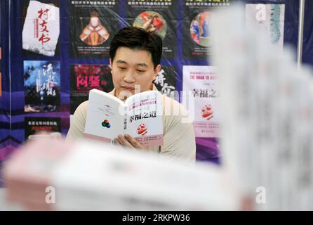 Bildnummer: 58059944  Datum: 01.06.2012  Copyright: imago/Xinhua (120601) -- YINCHUAN, June 1, 2012 (Xinhua) -- A visitor reads a book at the 22nd National Book Expo in Yinchuan, capital of northwest China s Ningxia Hui Autonomous Region, June 1, 2012. Opening here on Friday, the four-day book expo displays more than 300,000 kinds of books. (Xinhua/Peng Zhaozhi) (lmm) CHINA-NINGXIA-YINCHUAN-22ND NATIONAL BOOK EXPO-OPENING (CN) PUBLICATIONxNOTxINxCHN Gesellschaft xda x2x 2012 quer  o0 Kultur, Literatur, Buchmesse, Messe     58059944 Date 01 06 2012 Copyright Imago XINHUA  Yinchuan June 1 2012 X Stock Photo