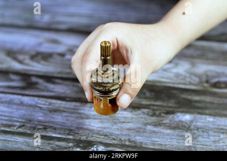 Ein gebrauchter Duschhahn Wasserhahnkörper Kartuschenteile aus Kunststoff und Kupfer, die wegen Wasseraustritt, Rohrleitungen und Wartungsarbeiten befestigt oder ersetzt werden müssen Stockfoto