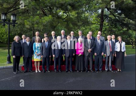 Bildnummer: 58065773 Datum: 03.06.2012 Copyright: imago/Xinhua (120603) -- PEKING, 3. Juni 2012 (Xinhua) -- der chinesische Vizepräsident Xi Jinping (C, Front) posiert für Fotos mit den Mitgliedern einer US-Guten-Willen-Delegation unter der Leitung des Gouverneurs von Iowa Terry Branstad, die sich aus Xis amerikanischen Freunden in Iowa, Peking, Hauptstadt Chinas, zusammensetzt, am 3. Juni 2012. (Xinhua/Wang YE) (ly) CHINA-PEKING-XI JINPING-USA DELEGATIONSSITZUNG (CN) PUBLICATIONxNOTxINxCHN People Politik Premiere xbs x0x 2012 quer 58065773 Datum 03 06 2012 Copyright Imago XINHUA Peking 3. Juni 2012 XINHUA chinesischer Vizepräsident Stockfoto