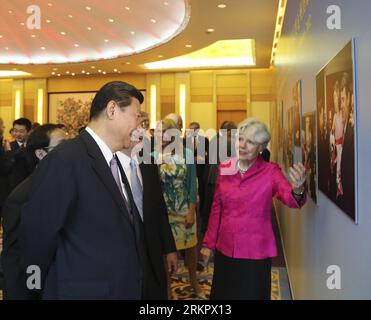 Bildnummer: 58065775  Datum: 03.06.2012  Copyright: imago/Xinhua (120603) -- BEIJING, June 3, 2012 (Xinhua) -- Chinese Vice President Xi Jinping (L) talks with the members of a U.S. delegation as they watch the pictures of themselves which were taken during Xi s visit to Iowa this February, in Beijing, capital of China, June 3, 2012. Xi met with the U.S. good-will delegation headed by the Governor of Iowa Terry Branstad and composed of Xi s American friends in Iowa Sunday. (Xinhua/Lan Hongguang) (ly) CHINA-BEIJING-XI JINPING-U.S. DELEGATION-MEETING (CN) PUBLICATIONxNOTxINxCHN People Politik pr Stock Photo