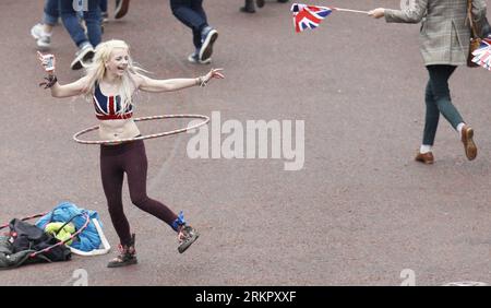 Bildnummer: 58073121 Datum: 05.06.2012 Copyright: imago/Xinhua (120606) -- LONDON, 5. Juni 2012 (Xinhua) -- A Girl Plays a Hula Hoop at the Buckingham Palace in London, Großbritannien, 5. Juni 2012. Das viertägige Diamantenjubiläum, das die 60 Jahre auf dem Thron der Königin feiert, gipfelte mit einem Tag der Feierlichkeiten im Zentrum LONDONS am Dienstag. (Xinhua/Wang Lili) (srb) GROSSBRITANNIEN-LONDON-DIAMANTENJUBILÄUM PUBLICATIONxNOTxINxCHN People Entertainment Adel GBR Thronjubiläum Queen Elizabeth II x2x xst Premiere 2012 quer 58073121 Datum 05 06 2012 Copyright Imago XINHUA London 5. Juni 2012 XINHUA A Girl PLAYS A Stockfoto