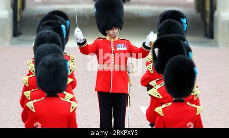 Bildnummer: 58073804  Datum: 05.06.2012  Copyright: imago/Xinhua (120605) -- LONDON, June 5, 2012 (Xinhua) -- The military marching band for Queen Elizabeth II s Diamond Jubilee celebration is seen in front of the Buckingham Palace in London, Britain, June 5, 2012. The four-day Diamond Jubilee celebrating the queen s 60 years on the throne culminated with a day of celebrations in central London on Tuesday. (Xinhua/Yin Gang) BRITAIN-LONDON-DIAMOND JUBILEE-LAST DAY PUBLICATIONxNOTxINxCHN Gesellschaft Adel Thronjubiläum Jubiläum 60 xjh x0x 2012 quer      58073804 Date 05 06 2012 Copyright Imago X Stock Photo