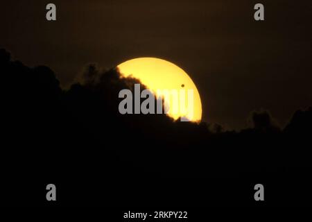 Bildnummer: 58075375 Datum: 05.06.2012 Copyright: imago/Xinhua (120606) -- PANAMA CITY, 6. Juni 2012 (Xinhua) -- Ansicht des Planeten Venus auf seinem Transit vor der Sonne, von Panama City, Hauptstadt von Panama, am 5. Juni 2012. Eines der seltensten astronomischen Ereignisse tritt am Mittwoch auf, wenn die Venus direkt zwischen der Sonne und der Erde vorbeizieht, ein Transit, der erst 2117 wieder auftreten wird. (Xinhua/Mauricio Valenzuela)(ctt) PANAMA-PANAMA CITY-VENUS TRANSIT PUBLICATIONxNOTxINxCHN Gesellschaft Astronomie Venustransit xjh x0x 2012 quer 58075375 Datum 05 06 2012 Copyright Imago XINHUA Panama CIT Stockfoto