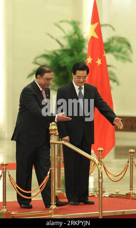 (120607) -- PEKING, 7. Juni 2012 (Xinhua) -- der chinesische Präsident Hu Jintao (R) hält am 7. Juni 2012 in Peking, der Hauptstadt Chinas, eine Begrüßungszeremonie für seinen pakistanischen Amtskollegen Asif Ali Zardari ab. Zardari kam am Dienstagabend in Peking an, um China zu besuchen und am Pekinger Gipfel der Shanghai Cooperation Organization teilzunehmen. (Xinhua/Liu Weibing)(mcg) CHINA-BEIJING-HU JINTAO-ASIF ALI ZARDARI-WELCOME CEREMONY (CN) PUBLICATIONxNOTxINxCHN Stockfoto