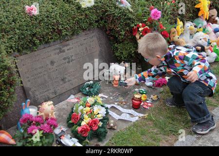 Bildnummer: 58091052  Datum: 10.06.2012  Copyright: imago/Xinhua (120610) -- PRAGUE, June 10, 2012 (Xinhua) -- A boy places a toy car in front of a memorial dedicated to the local children who perished in Nazi concentration camps, in village Lidice, Czech, on June 10, 2012. Thousands of the Czech people, including top politicians and foreign diplomats, attended Sunday the memorial ceremony in village Lidice, the place where one of the best remembered massacres took place 70 years ago. In 1942, in an act of vengeance for killing Nazi leader Reinhard Heydrich by Czech paratroopers, German police Stock Photo