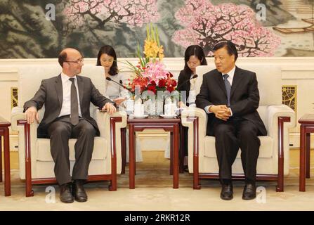 Bildnummer: 58092699 Datum: 11.06.2012 Copyright: imago/Xinhua (120611) -- PEKING, 11. Juni 2012 (Xinhua) -- Liu Yunshan (R), Mitglied des Politischen Büros des Zentralkomitees der Kommunistischen Partei Chinas (KPCh), trifft sich am 11. Juni 2012 in Peking, der Hauptstadt Chinas, mit Rudy Demotte, dem Ministerpräsidenten der Wallonie und der Wallonisch-Brüsseler Föderation Belgiens. (Xinhua/Liu Weibing) (llp) CHINA-BEIJING-LIU YUNSHAN-BELGIUM-MEETING (CN) PUBLICATIONxNOTxINxCHN People Politik xdp x0x 2012 quer premiumd 58092699 Datum 11 06 2012 Copyright Imago XINHUA Peking 11. Juni 2012 XINHUA Liu Yunsha Stockfoto