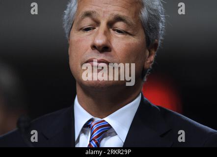 120613 -- WASHINGTON D.C., 13. Juni 2012 Xinhua -- Jamie Dimon, Chairman und CEO von JPMorgan Chase, bezeugt vor dem Ausschuss für Banken, Wohnungswesen und Stadtentwicklung des US-Senats während einer Anhörung mit dem Titel A Breakdown in Risk Management: was schief gelaufen ist, in JPMorgan, Washington D.C., Hauptstadt der Vereinigten Staaten, 13. Juni 2012. Der kürzlich von JPMorgan Chase Chief Investment Office CIO vorgelegte Handelsverlust von mehr als 2 Milliarden US-Dollar sei auf das ineffektive Risikokontrollsystem des Unternehmens zurückzuführen, sagte Dimon am Mittwoch. Der enorme Handelsverlust von JPMorgan hat die größte Besorgnis hervorgerufen Stockfoto