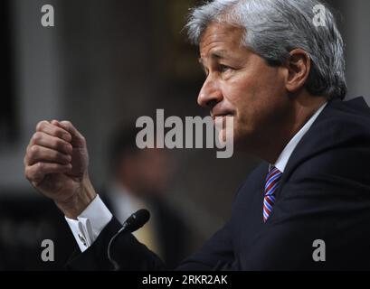 120613 -- WASHINGTON D.C., 13. Juni 2012 Xinhua -- Jamie Dimon, Chairman und CEO von JPMorgan Chase, bezeugt vor dem Ausschuss für Banken, Wohnungswesen und Stadtentwicklung des US-Senats während einer Anhörung mit dem Titel A Breakdown in Risk Management: was schief gelaufen ist, in JPMorgan, Washington D.C., Hauptstadt der Vereinigten Staaten, 13. Juni 2012. Der kürzlich von JPMorgan Chase Chief Investment Office CIO vorgelegte Handelsverlust von mehr als 2 Milliarden US-Dollar sei auf das ineffektive Risikokontrollsystem des Unternehmens zurückzuführen, sagte Dimon am Mittwoch. Der enorme Handelsverlust von JPMorgan hat die größte Besorgnis hervorgerufen Stockfoto