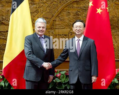Bildnummer: 58104910 Datum: 14.06.2012 Copyright: imago/Xinhua (120614) -- PEKING, 14. Juni 2012 (Xinhua) -- der chinesische Außenminister Yang Jiechi (R) gibt dem belgischen Vize-Premierminister Didier Reynders, der auch belgischer Außenminister, Außenminister und Europaminister ist, am 14. Juni 2012 in Peking, der Hauptstadt Chinas, die Hand. (Xinhua/Wang YE) (lmm) CHINA-BEIJING-YANG JIECHI-BELGIUM-DIDIER REYNDERS-MEETING (CN) PUBLICATIONxNOTxINxCHN People Politik Premiere xbs x0x 2012 quer 58104910 Datum 14 06 2012 Copyright Imago XINHUA Peking 14 Juni 2012 XINHUA Chinese Foreign Mi Stockfoto