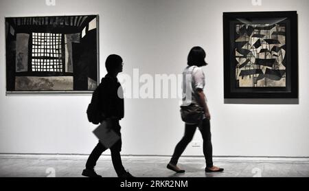 Bildnummer: 58105942  Datum: 14.06.2012  Copyright: imago/Xinhua (120614) -- TAIPEI, June 14, 2012 (Xinhua) -- Visitors look at the oil paintings of renowned Chinese artist Wang Huaiqing during the preview of an exhibition titled One to All: The Art of Wang Huaiqing at Taipei Fine Arts Museum in Taipei, southeast China s Taiwan, June 14, 2012. The exhibition, which opens on June 16 and closes on August 5, will display 46 pieces oil paintings and installation artworks of Mr. Wang. (Xinhua/Wu ching-teng) (lmm) CHINA-TAIPEI-WANG HUAIQING-ART-EXHIBITION-PREVIEW (CN) PUBLICATIONxNOTxINxCHN Kultur K Stock Photo