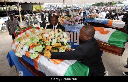 Bildnummer: 58106491 Datum: 14.06.2012 Copyright: imago/Xinhua (120614) -- ABIDJAN, 14. Juni 2012 (Xinhua) --Elfenbeinküste Präsident Alassane Ouattara (2. R) legt bei einer Gedenkfeier in Abidjan, Elfenbeinküste, am 14. Juni 2012 einen Kranz auf den Sarg eines der siebten Särge von nigerianischen Friedenstruppen. Sieben Friedenstruppen aus Niger wurden letzte Woche im Südwesten der Ivoirküste getötet. Die UNO hofft , dass die Täter des Hinterhalts , bei dem sieben Friedenstruppen getötet wurden , festgenommen und Gerechtigkeit geboten wird . (Xinhua/Zhao Yingquan) PUBLICATIONxNOTxI Stockfoto