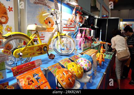 Bildnummer: 58105978  Datum: 14.06.2012  Copyright: imago/Xinhua (120614) -- TOKYO, June 14, 2012 (Xinhua) --Visitors look at the bikes and related products designed for children at the International Toy Show in Tokyo, Japan, June 14, 2012. The International Toy Show kicked off here on Thursday, showcasing a total of about 35,000 products by 143 toy manufacturers. (Xinhua/Ma Ping) (srb) JAPAN-TOKYO-INTERNATIONAL TOY SHOW PUBLICATIONxNOTxINxCHN Wirtschaft Messe Spielzeugmesse Spielzeug x2x xst 2012 quer o0 Fahrrad Kinderfahrrad     58105978 Date 14 06 2012 Copyright Imago XINHUA  Tokyo June 14 Stock Photo