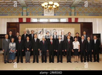 Bildnummer: 58109714 Datum: 15.06.2012 Copyright: imago/Xinhua (120615) -- PEKING, 15. Juni 2012 (Xinhua) -- der chinesische Premier Wen Jiabao (C, Front) posiert für ein Gruppenfoto mit neuen Mitgliedern des Counsellors Office des Staatsrats und des Central Research Institute of Culture and History in Peking, Hauptstadt Chinas, 15. Juni 2012. Wen Jiabao überreichte hier am Freitag Ernennungsschreiben an neue Mitglieder des Büros der Berater des Staatsrats und des Zentralen Forschungsinstituts für Kultur und Geschichte. Er nahm auch an einem Symposium mit den neu ernannten Beratern und Forschern Teil. (Xinhua/L Stockfoto