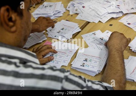 Bildnummer: 58115426  Datum: 17.06.2012  Copyright: imago/Xinhua (120617) -- AL-MANSOURA, June 17, 2012 (Xinhua) -- Egyptian electoral commission officials count ballots at a polling station in Al-Mansoura city, about 150 km north of Cairo on June 17, 2012, after polling stations were closed in Egypt s historical presidential run-off election. Egyptians wrapped up their presidential run-off vote on Sunday with a seemingly moderate turnout. (Xinhua/Amru Salahuddien) EGYPT-AL-MANSOURA-PRESIDENTIAL ELECTION-VOTE PUBLICATIONxNOTxINxCHN Politik Wahl Präsidentschaftswahl Auszählung xjh x0x premiumd Stock Photo