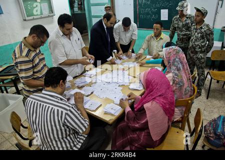 Bildnummer: 58115431 Datum: 17.06.2012 Copyright: imago/Xinhua (120617) -- AL-MANSOURA, 17. Juni 2012 (Xinhua) -- Beamte der ägyptischen wahlkommission zählen am 17. Juni 2012 in einer Wahlstation in Al-Mansoura, etwa 150 km nördlich von Kairo, die Wahllokale bei den historischen Präsidentschaftswahlen in Ägypten geschlossen hatten. Die Ägypter schlossen ihre Präsidentschaftswahl am Sonntag mit einer scheinbar gemäßigten Wahlbeteiligung ab. (Xinhua/Amru Salahuddien) ÄGYPTEN-AL-MANSOURA-PRÄSIDENTENWAHL-ABSTIMMUNG PUBLICATIONxNOTxINxCHN Politik Wahl Präsidentschaftswahl Auszählung xjh x0x Premiere Stockfoto