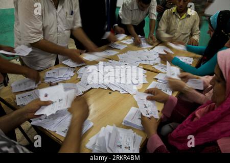 Bildnummer: 58115427  Datum: 17.06.2012  Copyright: imago/Xinhua (120617) -- AL-MANSOURA, June 17, 2012 (Xinhua) -- Egyptian electoral commission officials count ballots at a polling station in Al-Mansoura city, about 150 km north of Cairo on June 17, 2012, after polling stations were closed in Egypt s historical presidential run-off election. Egyptians wrapped up their presidential run-off vote on Sunday with a seemingly moderate turnout. (Xinhua/Amru Salahuddien) EGYPT-AL-MANSOURA-PRESIDENTIAL ELECTION-VOTE PUBLICATIONxNOTxINxCHN Politik Wahl Präsidentschaftswahl Auszählung xjh x0x premiumd Stock Photo