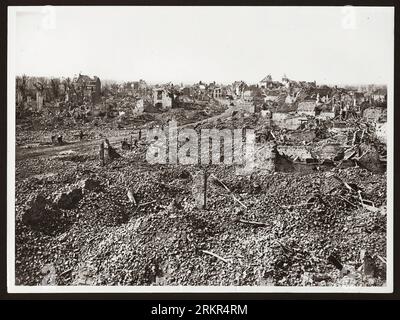 An der Westfront. Der 1. Weltkrieg oder der 1. Weltkrieg, oft abgekürzt als der 1. Weltkrieg, war ein großer globaler Konflikt, der von 1914 bis 1918 andauerte. Es wurde zwischen zwei Koalitionen, den Alliierten und den Mittelmächten, ausgetragen. Kämpfe fanden in ganz Europa, im Nahen Osten, in Afrika, im Pazifik und in Teilen Asiens statt. Im ersten Jahrzehnt des 20. Jahrhunderts nahmen die diplomatischen Spannungen zwischen den europäischen Großmächten zu. Dies erreichte am 28. Juni 1914 einen Höhepunkt, als ein bosnischer Serbe namens Gavrilo Princip Erzherzog Franz Ferdinand ermordete. Stockfoto