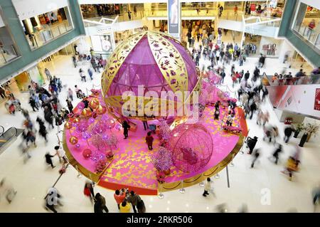 Bildnummer: 58117791  Datum: 19.02.2010  Copyright: imago/Xinhua (120619) -- HONG KONG (Xinhua) -- File photo taken on Feb. 19, 2010 shows tourists in a department store in Hong Kong, south China. Hong Kong saw a record 41.92 million visitor arrivals in 2011.  (HKSAR). (Xinhua) (lfj) CHINA-HONG KONG-15TH ANNIVERSARY-FEATURE (CN) PUBLICATIONxNOTxINxCHN Gesellschaft Hongkong xjh x2x quer o0 KaufhausEinzelhandel Wirtschaft Deko     58117791 Date 19 02 2010 Copyright Imago XINHUA  Hong Kong XINHUA File Photo Taken ON Feb 19 2010 Shows tourists in a Department Store in Hong Kong South China Hong Ko Stockfoto
