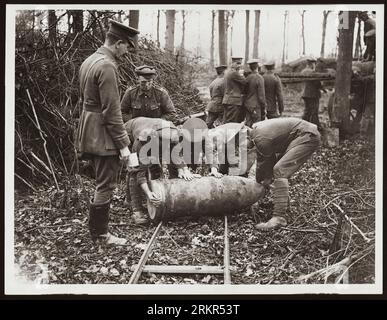 An der Westfront. Der 1. Weltkrieg oder der 1. Weltkrieg, oft abgekürzt als der 1. Weltkrieg, war ein großer globaler Konflikt, der von 1914 bis 1918 andauerte. Es wurde zwischen zwei Koalitionen, den Alliierten und den Mittelmächten, ausgetragen. Kämpfe fanden in ganz Europa, im Nahen Osten, in Afrika, im Pazifik und in Teilen Asiens statt. Im ersten Jahrzehnt des 20. Jahrhunderts nahmen die diplomatischen Spannungen zwischen den europäischen Großmächten zu. Dies erreichte am 28. Juni 1914 einen Höhepunkt, als ein bosnischer Serbe namens Gavrilo Princip Erzherzog Franz Ferdinand ermordete. Stockfoto