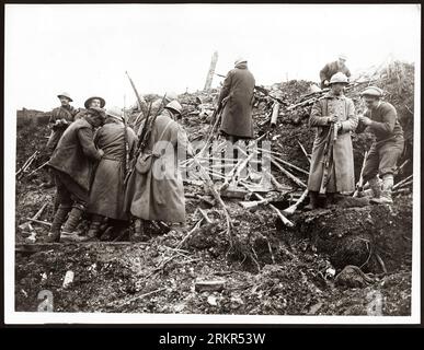 An der Westfront. Der 1. Weltkrieg oder der 1. Weltkrieg, oft abgekürzt als der 1. Weltkrieg, war ein großer globaler Konflikt, der von 1914 bis 1918 andauerte. Es wurde zwischen zwei Koalitionen, den Alliierten und den Mittelmächten, ausgetragen. Kämpfe fanden in ganz Europa, im Nahen Osten, in Afrika, im Pazifik und in Teilen Asiens statt. Im ersten Jahrzehnt des 20. Jahrhunderts nahmen die diplomatischen Spannungen zwischen den europäischen Großmächten zu. Dies erreichte am 28. Juni 1914 einen Höhepunkt, als ein bosnischer Serbe namens Gavrilo Princip Erzherzog Franz Ferdinand ermordete. Stockfoto