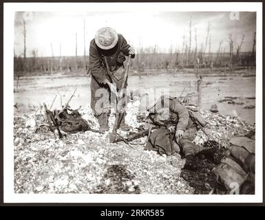 An der Westfront. Der 1. Weltkrieg oder der 1. Weltkrieg, oft abgekürzt als der 1. Weltkrieg, war ein großer globaler Konflikt, der von 1914 bis 1918 andauerte. Es wurde zwischen zwei Koalitionen, den Alliierten und den Mittelmächten, ausgetragen. Kämpfe fanden in ganz Europa, im Nahen Osten, in Afrika, im Pazifik und in Teilen Asiens statt. Im ersten Jahrzehnt des 20. Jahrhunderts nahmen die diplomatischen Spannungen zwischen den europäischen Großmächten zu. Dies erreichte am 28. Juni 1914 einen Höhepunkt, als ein bosnischer Serbe namens Gavrilo Princip Erzherzog Franz Ferdinand ermordete. Stockfoto