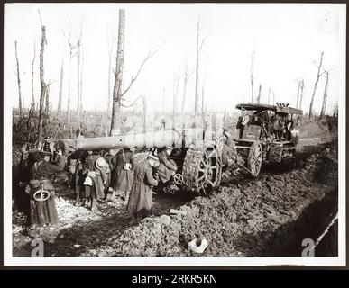 An der Westfront. Der 1. Weltkrieg oder der 1. Weltkrieg, oft abgekürzt als der 1. Weltkrieg, war ein großer globaler Konflikt, der von 1914 bis 1918 andauerte. Es wurde zwischen zwei Koalitionen, den Alliierten und den Mittelmächten, ausgetragen. Kämpfe fanden in ganz Europa, im Nahen Osten, in Afrika, im Pazifik und in Teilen Asiens statt. Im ersten Jahrzehnt des 20. Jahrhunderts nahmen die diplomatischen Spannungen zwischen den europäischen Großmächten zu. Dies erreichte am 28. Juni 1914 einen Höhepunkt, als ein bosnischer Serbe namens Gavrilo Princip Erzherzog Franz Ferdinand ermordete. Stockfoto