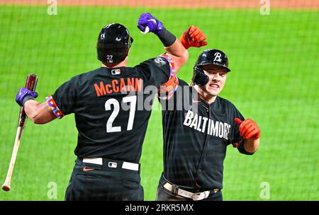 Baltimore, Vereinigte Staaten. 25. August 2023. Baltimore Orioles' Gunnar Henderson (R) feiert mit Catcher James McCann (27), nachdem er am Freitag, den 25. August 2023, einen Heimlauf mit zwei RBI gegen die Colorado Rockies während des achten Inning eines Interleague-Spiels in Camden Yards in Baltimore, MD, absolviert hatte. Baltimore gewann 5:4. Foto von David Tulis/UPI Credit: UPI/Alamy Live News Stockfoto