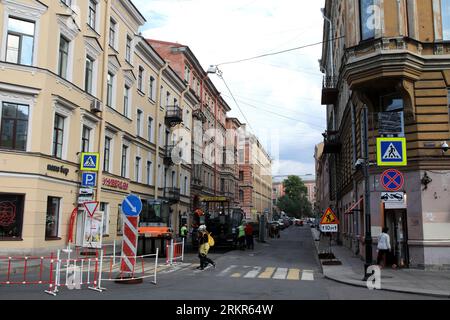 Sankt Petersburg, Russland. 25. August 2023. Straßenverbindungen liegen im historischen Zentrum von Sankt Petersburg in der Nähe der Vosstaniya-Straße. Quelle: SOPA Images Limited/Alamy Live News Stockfoto