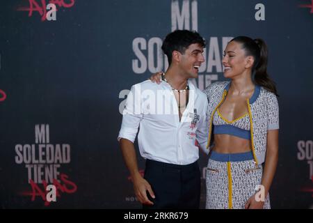 23. August 2023, Madrid, Spanien: Die spanischen Schauspieler Oscar Casas (L) und Candela Gonzalez (R) posieren während eines Fotogesprächs für die Medien vor der Premiere des Films „Mi soledad tiene alas“ in Madrid (Spanien). Mario Casas, Gewinner eines Goya als bester Hauptdarsteller für den Film „keine Mataras“, macht mit seinem ersten Film „Mi soledad tiene alas“, der am 25. August in den Kinos erscheinen wird, den Sprung in Produktion und Regie. Der Film spielt in den Vierteln, in denen der Regisseur seine Kindheit verbrachte, und folgt einer Gruppe von Kindern, die das Leben am Rande leben und Juweliergeschäfte bis etwas ausrauben Stockfoto