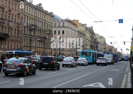 Sankt Petersburg, Russland. 25. August 2023. Personenkraftwagen und öffentliche Verkehrsmittel fahren entlang des Newski Prospekt, im Herzen der Stadt Sankt Petersburg. (Foto: Maksim Konstantinov/SOPA Images/SIPA USA) Credit: SIPA USA/Alamy Live News Stockfoto