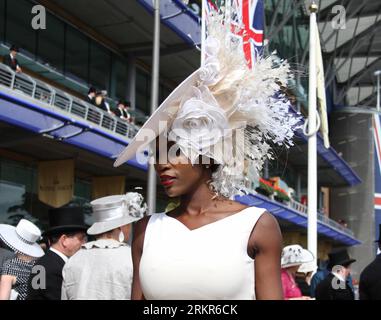 Bildnummer: 58133966 Datum: 21.06.2012 Copyright: imago/Xinhua (120622) -- London, 21. Juni 2012 (Xinhua) -- Eine Frau mit Hut wird auf dem Royal Ascot in Ascot, Berkshire, UK, 21. Juni gesehen, 2012. die jährlich stattfindende Royal Ascot Week aus dem Jahr 1711 ist eine der berühmtesten Pferderennveranstaltungen Europas. Der Donnerstag in jeder Royal Ascot Woche ist der traditionelle Ladies Day, an dem die zuschauenden Damen besonders schöne Hüte für das Gold Cup Rennen tragen. (Xinhua/Zhang Yuenan) (zy) UK-ROYAL ASCOT-LADIES DAY PUBLICATIONxNOTxINxCHN Entertainment Galopp Royal Ascot Mode xjh x0x Premiere 2012 quer 58133966 D Stockfoto