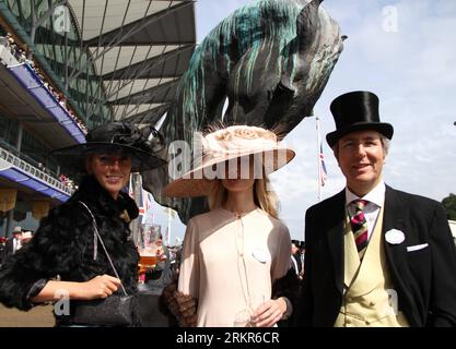 Bildnummer: 58133968 Datum: 21.06.2012 Copyright: imago/Xinhua (120622) -- London, 21. Juni 2012 (Xinhua) -- Frauen, die Hüte tragen, posieren mit einem Mann für ein Foto auf dem Royal Ascot, in Ascot, Berkshire, UK, 21. Juni, 2012. die jährlich stattfindende Royal Ascot Week aus dem Jahr 1711 ist eine der berühmtesten Pferderennveranstaltungen Europas. Der Donnerstag in jeder Royal Ascot Woche ist der traditionelle Ladies Day, an dem die zuschauenden Damen besonders schöne Hüte für das Gold Cup Rennen tragen. (Xinhua/Zhang Yuenan) (zy) UK-ROYAL ASCOT-LADIES DAY PUBLICATIONxNOTxINxCHN Entertainment Galopp Royal Ascot Mode xjh x0x Premiere 2012 qu Stockfoto