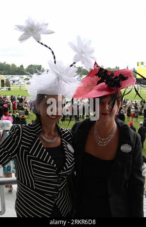 Bildnummer: 58133969 Datum: 21.06.2012 Copyright: imago/Xinhua (120622) -- London, 21. Juni 2012 (Xinhua) -- Frauen, die Hüte tragen, posieren für Fotos auf dem Royal Ascot, in Ascot, Berkshire, UK, 21. Juni, 2012. die jährlich stattfindende Royal Ascot Week aus dem Jahr 1711 ist eine der berühmtesten Pferderennveranstaltungen Europas. Der Donnerstag in jeder Royal Ascot Woche ist der traditionelle Ladies Day, an dem die zuschauenden Damen besonders schöne Hüte für das Gold Cup Rennen tragen. (Xinhua/Zhang Yuenan) (zy) UK-ROYAL ASCOT-LADIES DAY PUBLICATIONxNOTxINxCHN Entertainment Galopp Royal Ascot Mode xjh x0x Premiere 2012 hoch 5813 Stockfoto