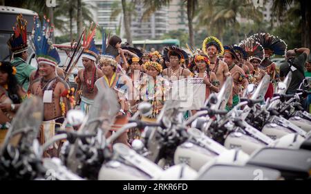 Bildnummer: 58134051  Datum: 21.06.2012  Copyright: imago/Xinhua (120621) -- RIO DE JANEIRO, June 21, 2012 (Xinhua) -- A group of indigenous take part in a protest in Rio de Janeiro, Brazil, on June 21, 2012. Representatives of indigenous peoples from Brazil, Ecuador, Guatemala, Chile, Mexico, Peru and Bolivia, protested in front of the Riocentro Convention Center, where the UN Conference on Sustainable Development Rio+20 is being held. (Xinhua/Pedro Mera) BRAZIL-RIO DE JANEIRO-RIO+20-PROTEST PUBLICATIONxNOTxINxCHN Politik Umweltgipfel Gipfel Demo Protest Indigene Bevölkerung Volksgruppe xjh x Stockfoto