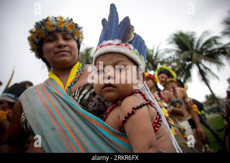 Bildnummer: 58134045  Datum: 21.06.2012  Copyright: imago/Xinhua (120621) -- RIO DE JANEIRO, June 21, 2012 (Xinhua) -- A group of indigenous take part in a protest in Rio de Janeiro, Brazil, on June 21, 2012. Representatives of indigenous peoples from Brazil, Ecuador, Guatemala, Chile, Mexico, Peru and Bolivia, protested in front of the Riocentro Convention Center, where the UN Conference on Sustainable Development Rio+20 is being held. (Xinhua/Pedro Mera) BRAZIL-RIO DE JANEIRO-RIO+20-PROTEST PUBLICATIONxNOTxINxCHN Politik Umweltgipfel Gipfel Demo Protest Indigene Bevölkerung Volksgruppe xjh x Stockfoto