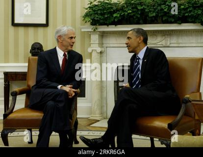 Bildnummer: 58134025 Datum: 21.06.2012 Copyright: imago/Xinhua (120621) -- WASHINGTON D.C., 21. Juni 2012 (Xinhua) -- US-Präsident Barack Obama (R) trifft sich mit dem scheidenden Handelsminister John Bryson im Oval Office des Weißen Hauses in Washington D.C., USA, 21. Juni 2012. John Bryson ist zurückgetreten, nachdem er in einen Verkehrsunfall verwickelt war, als er eine Beschlagnahmung erlitt, und US-Präsident Barack Obama lobte ihn als effektiven Führer, sagte das Weiße Haus am Donnerstag. (Xinhua/Fang Zhe) US-HANDELSMINISTER JOHN BRYSON-RÜCKTRITT PUBLICATIONxNOTxINxCHN People Politik xjh x0x PR Stockfoto