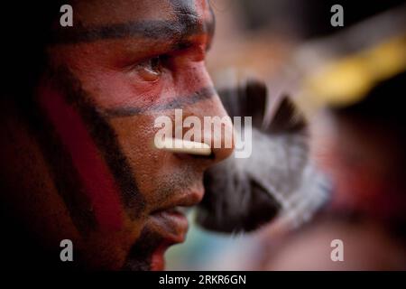 Bildnummer: 58134047 Datum: 21.06.2012 Copyright: imago/Xinhua (120621) -- RIO DE JANEIRO, 21. Juni 2012 (Xinhua) -- ein indigener Mann nimmt am 21. Juni 2012 an einem Protest in Rio de Janeiro, Brasilien, Teil. Vertreter indigener Völker aus Brasilien, Ecuador, Guatemala, Chile, Mexiko, Peru und Bolivien haben vor dem Kongresszentrum Riocentro protestiert, wo die UN-Konferenz über nachhaltige Entwicklung Rio+20 stattfindet. (Xinhua/Pedro Mera) BRASILIEN-RIO DE JANEIRO-RIO+20-PROTEST PUBLICATIONxNOTxINxCHN Politik Umweltgipfel Gipfel Demo Protest indigene Bevölkerung Volksgruppe xjh x0x Stockfoto